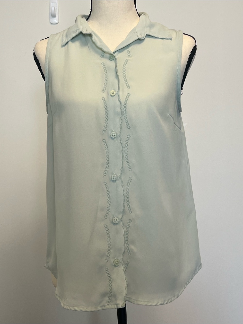 Banana Republic Cream Sleeveless Ruffle-Trim Button Front Blouse | Workwear